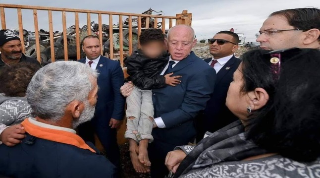 Ce gamin dans les bras de Kais Saied a trompé le président