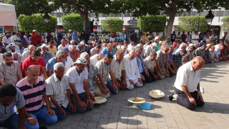 La prière en pleine rue est « une violation de la loi » et les contrevenants seront poursuivis