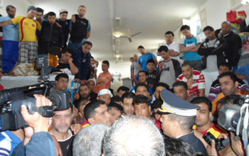 5 terroristes avec chaque100 prisonniers de droit commun