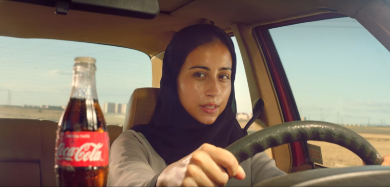 Coca Cola met à l’honneur une saoudienne au volant dans sa nouvelle publicité