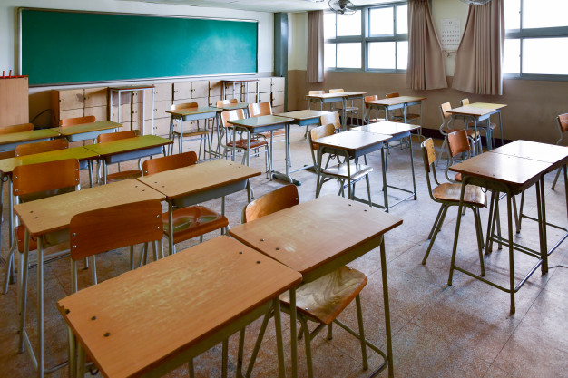 Un professeur vole des pupitres de son lycée à Kairouan