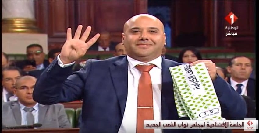 Un député d'Al Karama fait le signe de Rabâa en pleine plénière