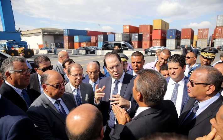 En visite au port de Rades, Chahed annonce le démarrage de nouveaux services portuaires