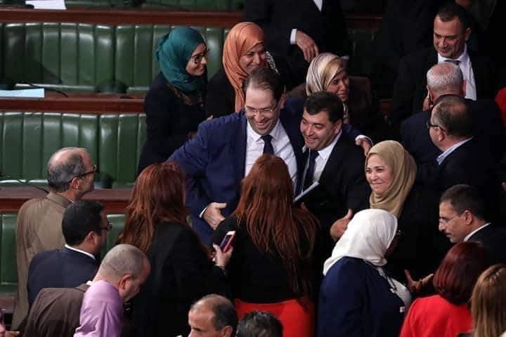 René Trabelsi, ému, fête sa victoire dans les bras de Youssef Chahed