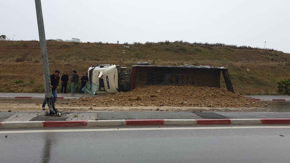 Photo du jour: Renversement spectaculaire d'un camion à l'Ariana