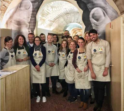 Ce restaurant chic de Paris invite des SDF tous les soirs