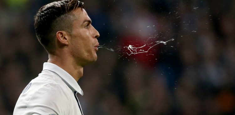 Les joueurs de football bientôt interdits de cracher par la FIFA ?