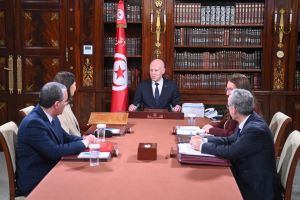 Réunion au palais de Carthage consacrée aux dossiers économiques et sociaux et à l’augmentation des salaires