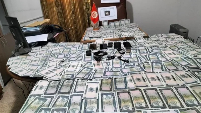 Saisie de devises à Gafsa: 10 personnes arrêtées et deux voitures saisies