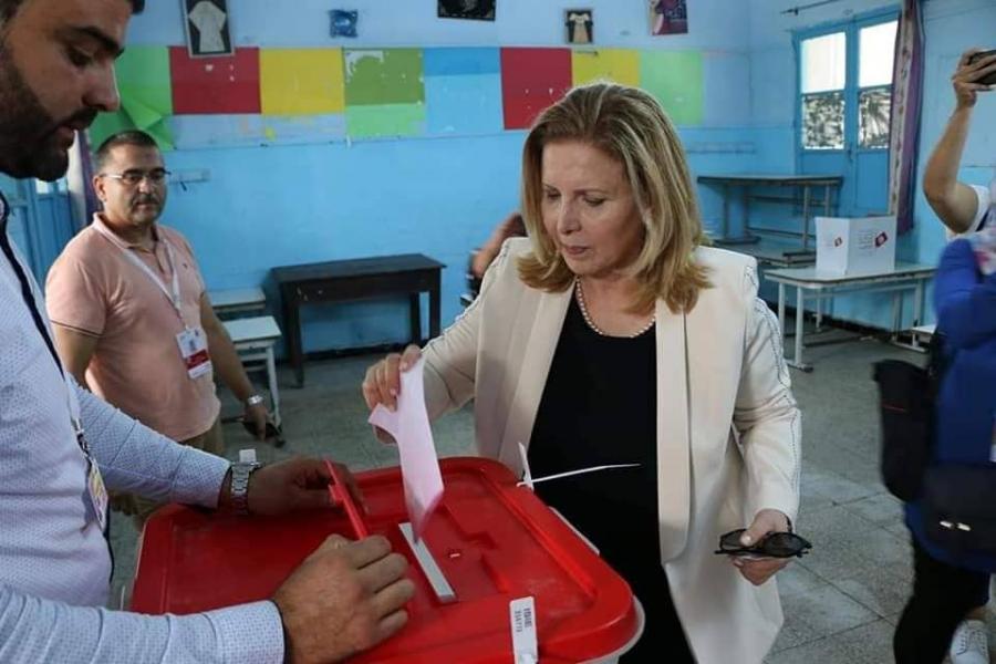 Salma Elloumi vote à Nabeul