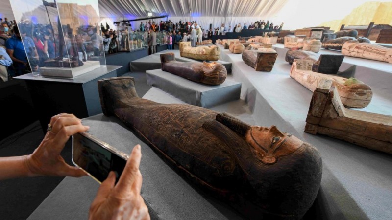 Découverte de plus de cent sarcophages intacts en Egypte