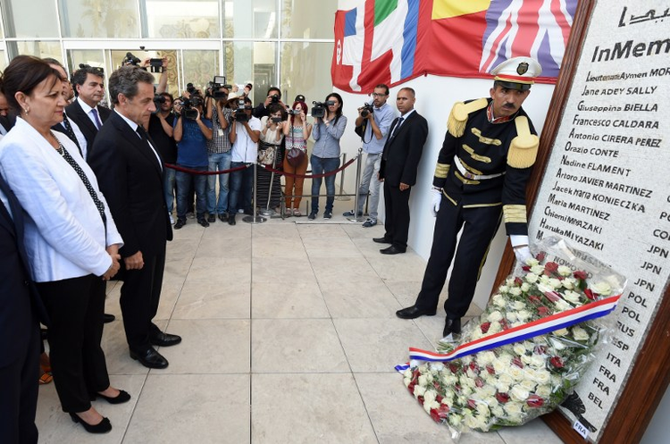 "Sarkozy vient en Tunisie pour atténuer son erreur", selon Libération