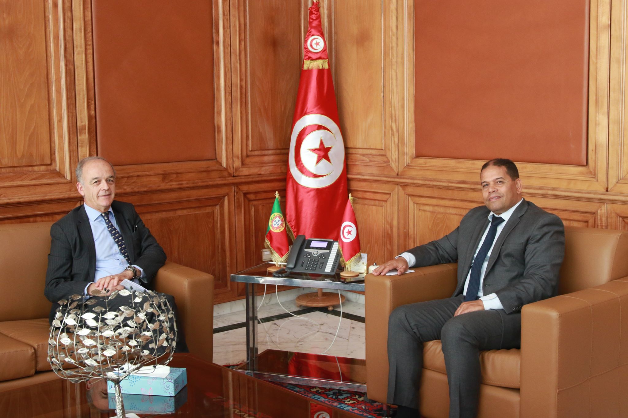 Le ministre des domaines de l’Etat rencontre l’ambassadeur du Portugal en Tunisie