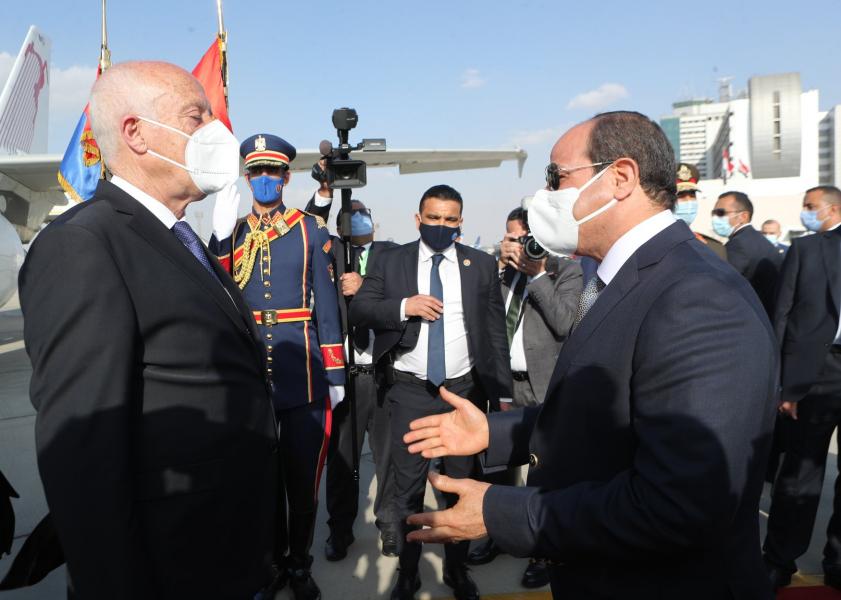 Kais Saied accueilli par Abdelfettah Al Sissi à l'aéroport du Caire