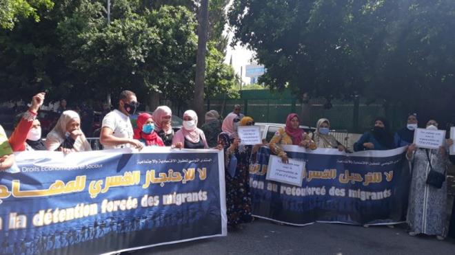 Des familles de migrants irréguliers observent un sit-in devant l’ambassade d’Espagne