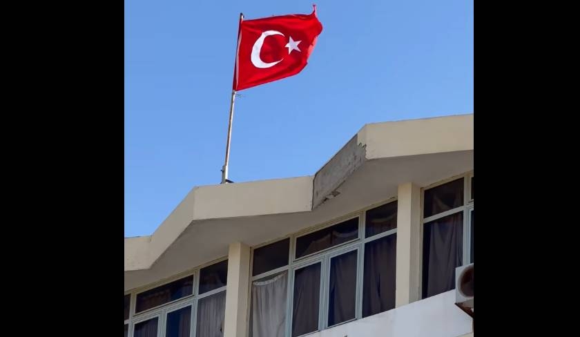 Drapeau turc hissé sur un bâtiment de la SNCFT
