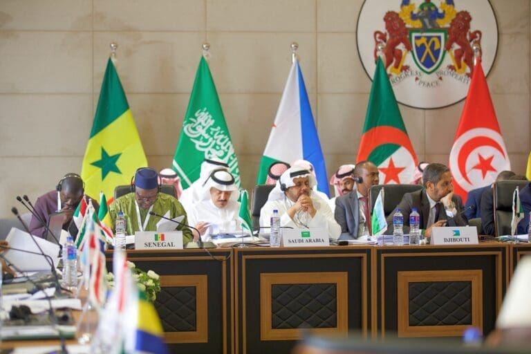 Nabil Ammar représente la Tunisie au Sommet islamique de Banjul (Gambie)