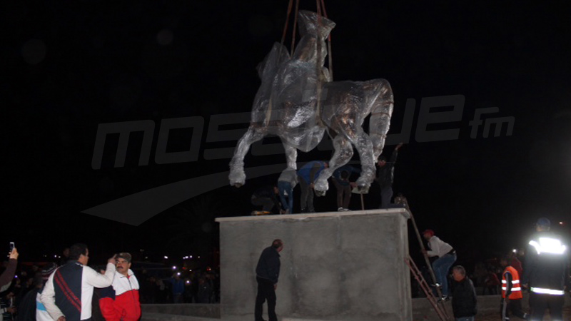 Une statue géante de Bourguiba devant le palais de Skanes à Monastir