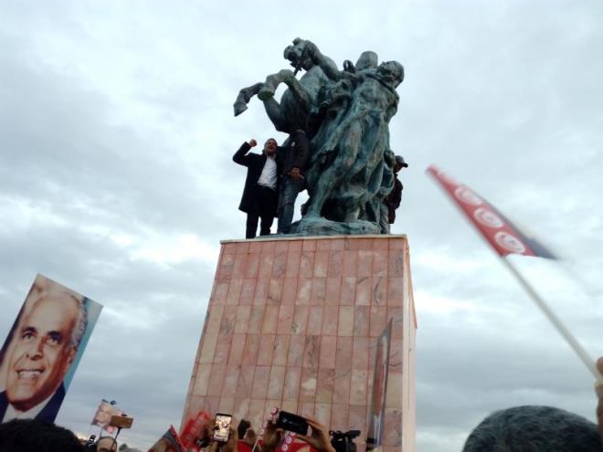 La statue équestre de Bourguiba retrouve sa place au cœur de Sfax