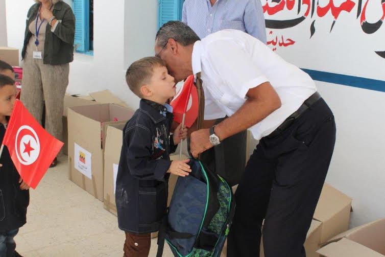 Attijari bank fête la rentrée scolaire avec les élèves de l’école «Naggaz» à Kairouan