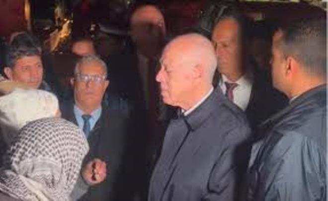 Sous la pluie, Kaïs Saïed en tournée nocturne dans les régions touchées par les intempéries