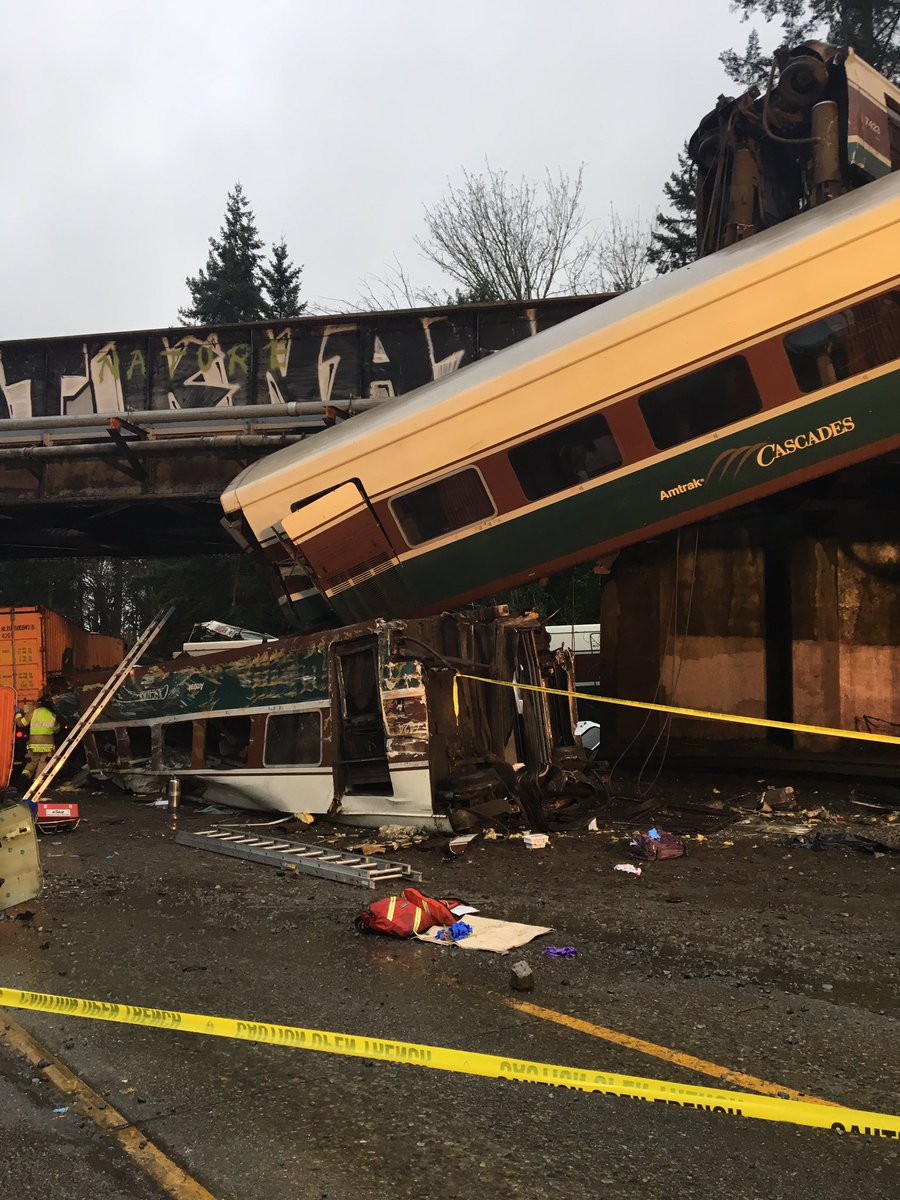 USA : Un train déraille et tombe sur l’autoroute, plusieurs morts