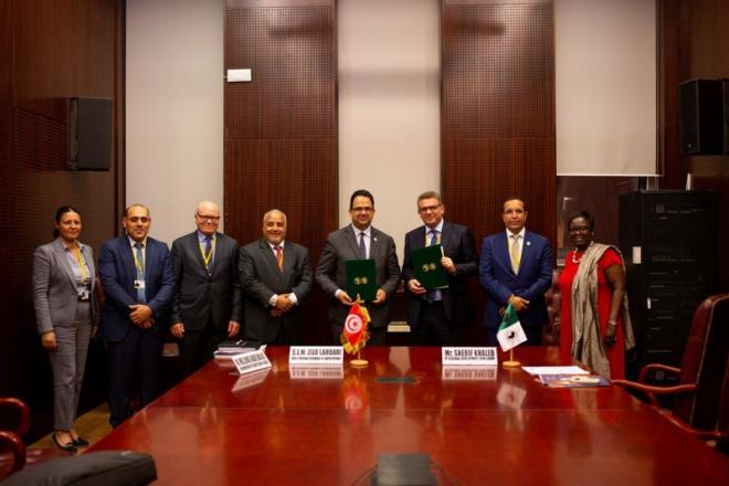 Zied Ladhari signe à Malabo un accord de prêt de 120 millions d’euros avec la BAD