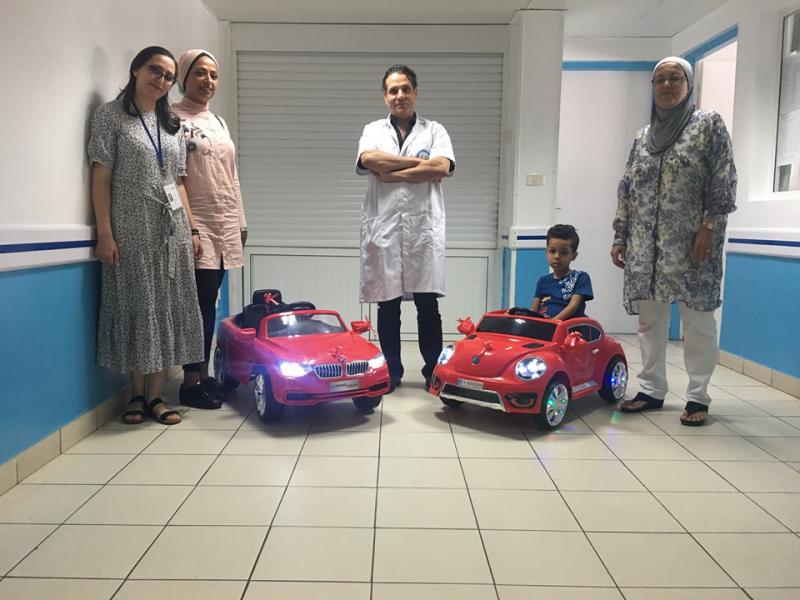 TUNAIDE offre 2 voitures électriques aux petits anges en route pour un acte chirurgical