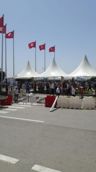 Aéroport Tunis Carthage : des tentes installées à l’extérieur pour améliorer les conditions d’attente