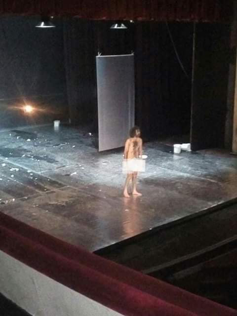Du jamais vu dans l’histoire du théâtre tunisien: Un comédien monte sur scène totalement nu