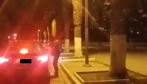Une femme ivre dans une voiture de l’armée (Vidéo)