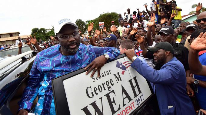 L’ancienne gloire du football Georges Weah élu président du Libéria
