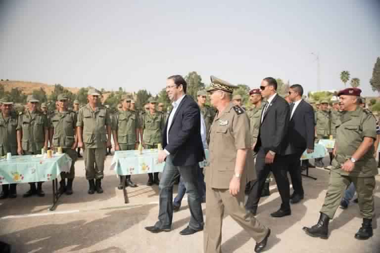 Youssef Chahed passe la matinée de l’Aïd à la Base militaire de Béja