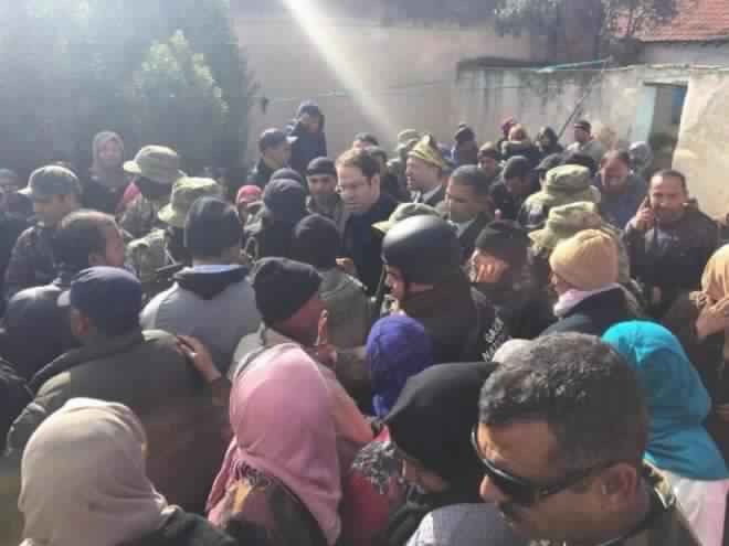Youssef Chahed distribue des aides aux victimes du froid à Sakiet Sidi Youssef