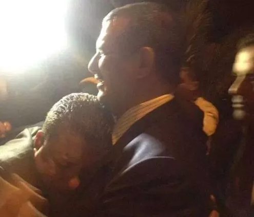 Aymen Zouaghi en pleurs, dans les bras de Hachmi Hamdi !