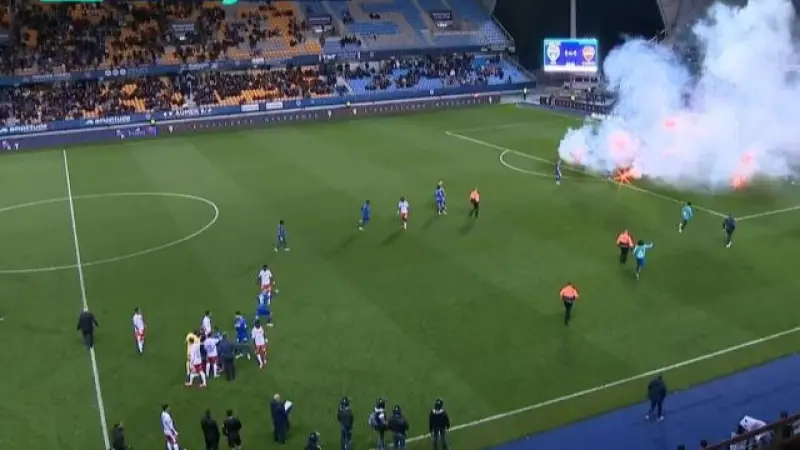 Quand les joueurs jettent des fumigènes contre leurs supporters