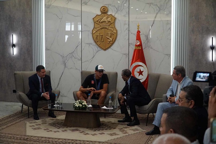 Accueil officiel au double champion du monde Ayoub Hafnaoui, gâché par une bousculade inopportune