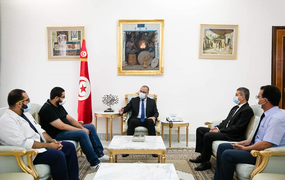 Hichem Mechichi reçoit les deux médecins agressés à l’hôpital Yasminet de Ben Arous