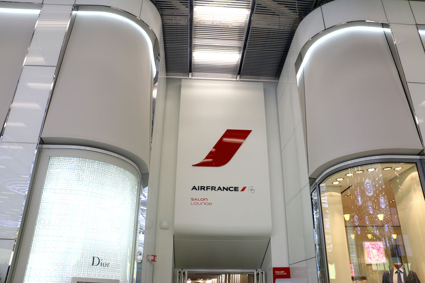Au cœur du terminal 2E Porte M, Air France accueille les passagers Affaires dans son nouveau salon de 3000 m² créé en partenariat avec le designer Noé Duchaufour- Lawrance.
