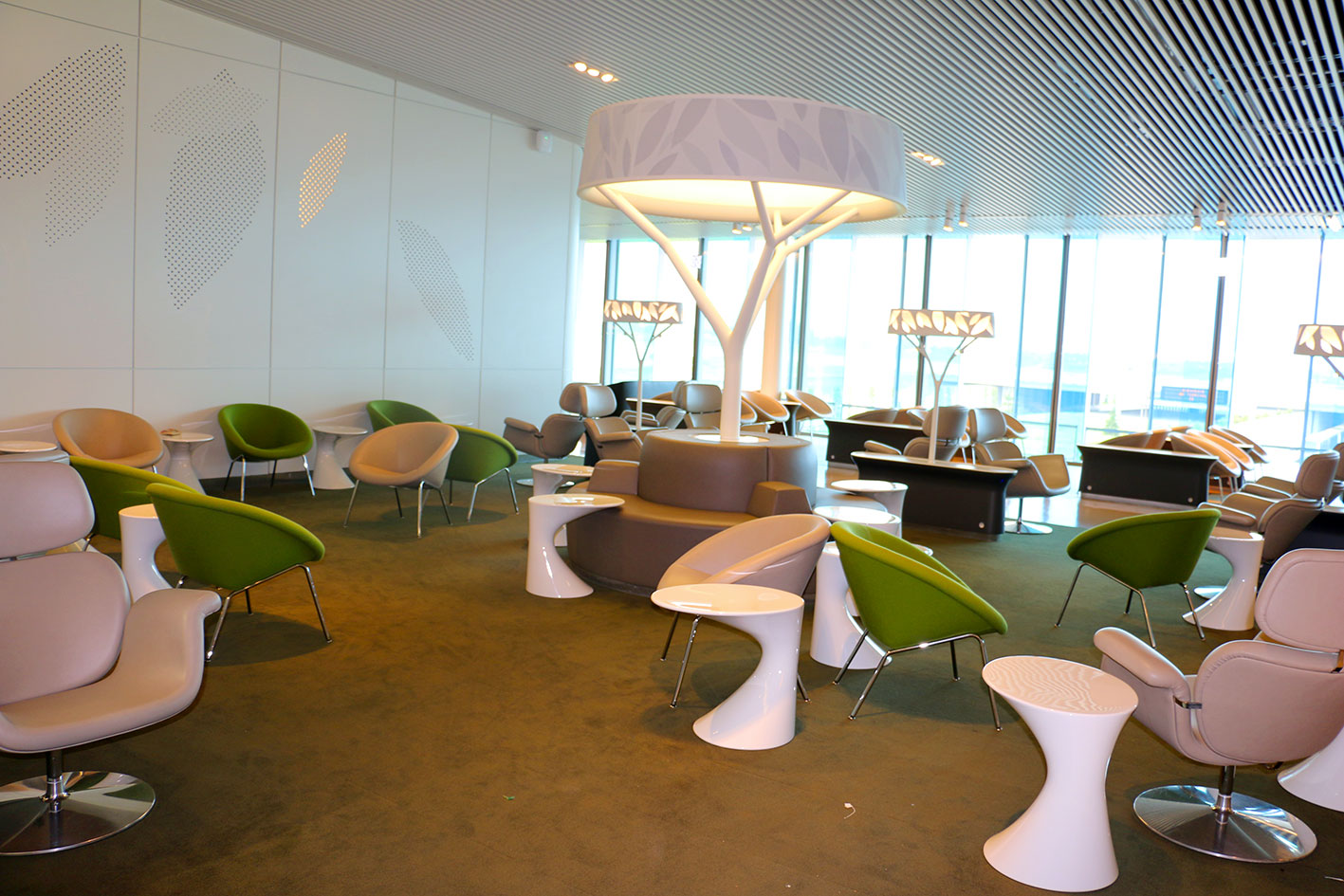 Le salon lounge d'Air France esr inspiré d’un parc, il offre la possibilité de se reposer, de se restaurer, de travailler, de lire et de se divertir dans différentes ambiances.
