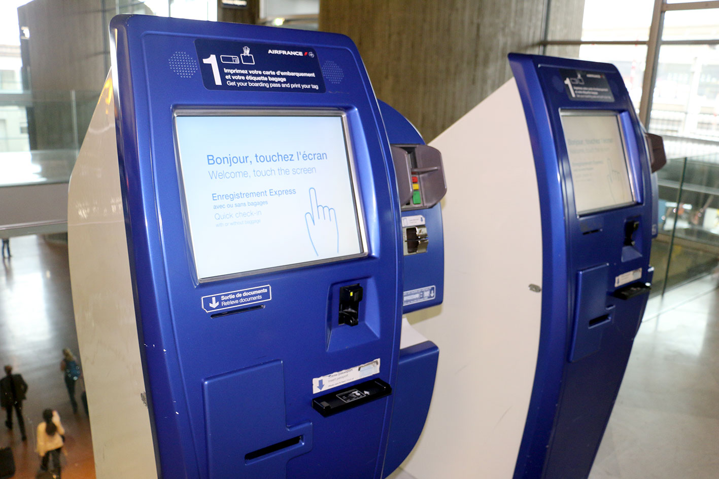 Les BLS (Bornes Libre-Service) sont désormais entrées dans la pratique courante des clients d’Air France. Elles permettent de s’enregistrer, choisir son siège et d’imprimer sa carte d’embarquement en moins de 30 secondes.