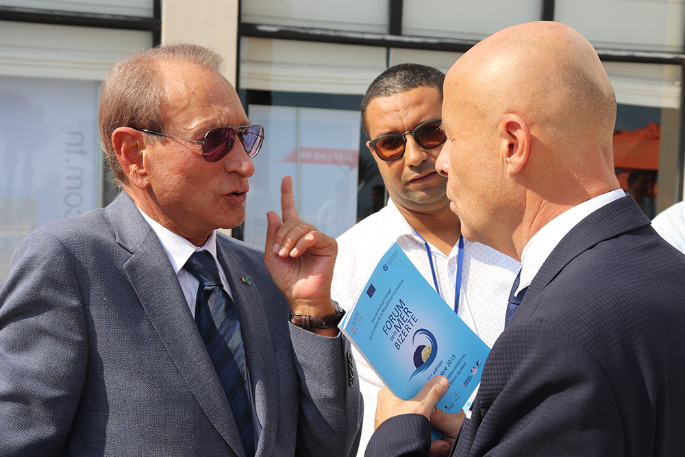 L'ambassadeur de France en Tunisie, Olivier Poivre d'Arvor avec l''ancien maire de Paris Bertrand Delanoë