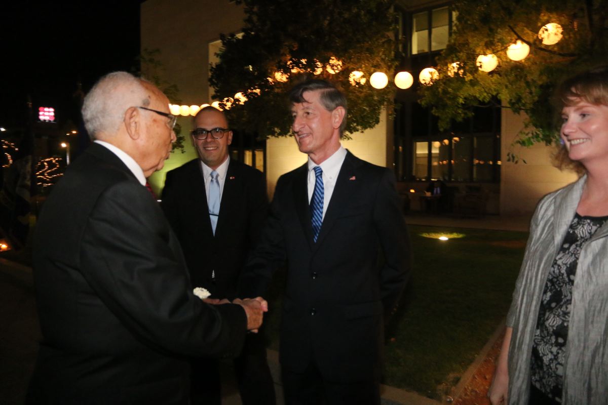 Lazhar Karoui Chebbi saluant l'ambassadeur américain, Jacob Walles. 
