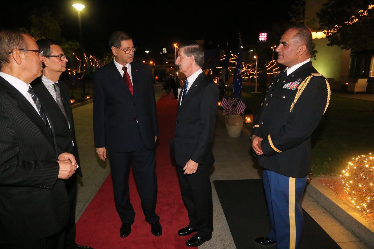 L'ambassadeur américain, Jacob Walles recevant le Chef du gouvernement Habib Essid