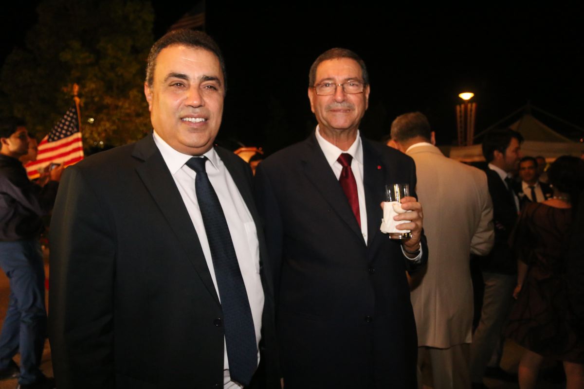 L'ancien Chef du gouvernement Mehdi Jomâa avec l'actuel Habib Essid