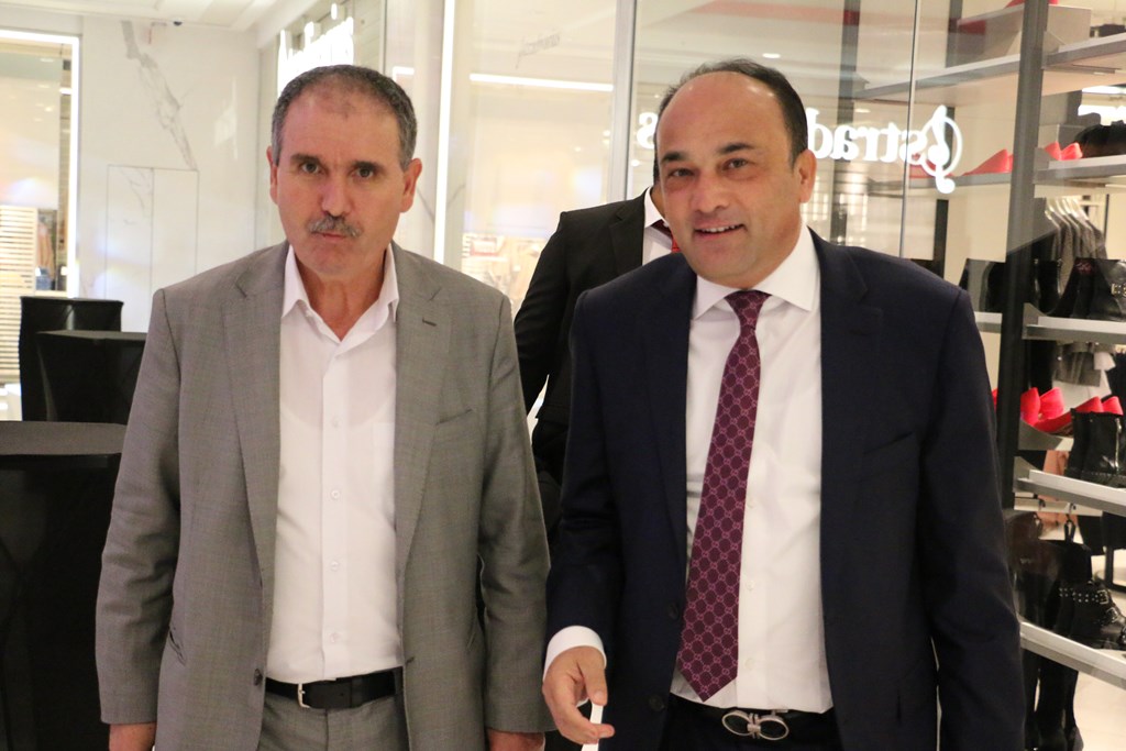 Noureddine Taboubi, secrétaire général de l'UGTT et  Maher Chaabane, gérant de la Sélection de Promotion Immobilière et promoteur du projet Tunisia Mall