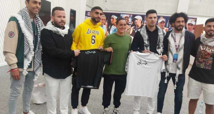 La sélection palestinienne de football rend hommage à Ons Jabeur
