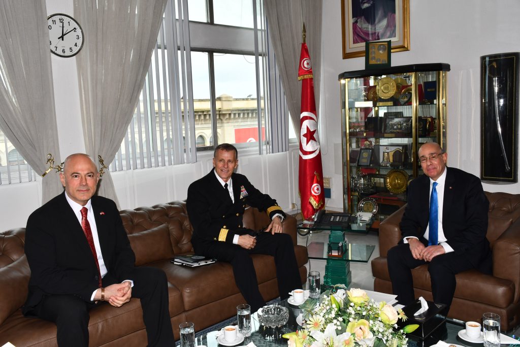 Tunisie- USA : Le ministre de la Défense reçoit le directeur du renseignement de l’AFRICOM