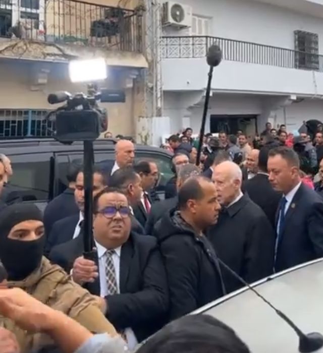  Le président Saïed inspecte les dégâts des inondations à Bhar Lazreg et Sidi Bou Saïd