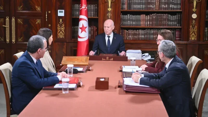 Le Président Kaïs Saïed suit les dossiers des chômeurs et de l'augmentation des salaires